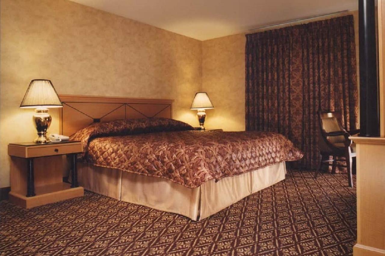 The Bertram Inn & Conf Ctr Trademark Collection By Wyndham Aurora Eksteriør bilde